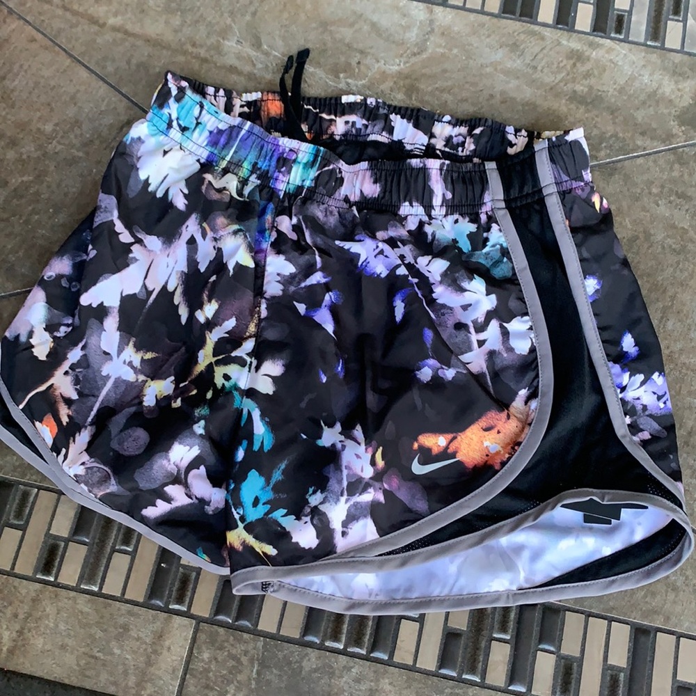 NIKE WOMENS RUNNING SHORTS